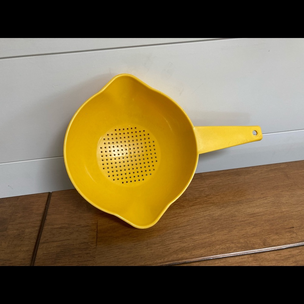 Vintage Tupperware yellow harvest gold 1 quart strainer